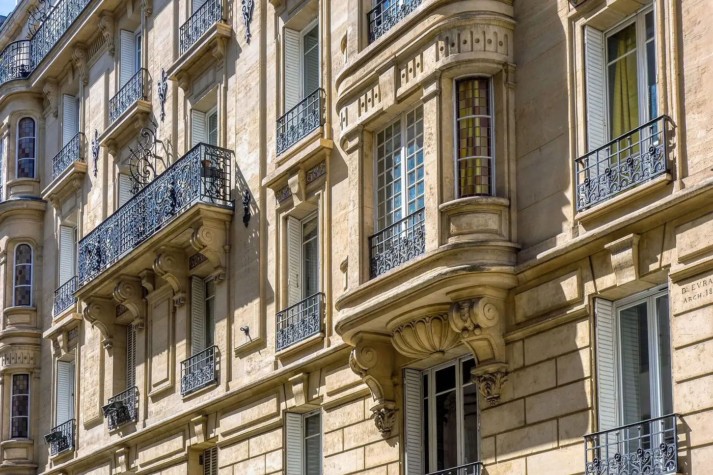Façade en pierre dorée d'un immeuble parisien